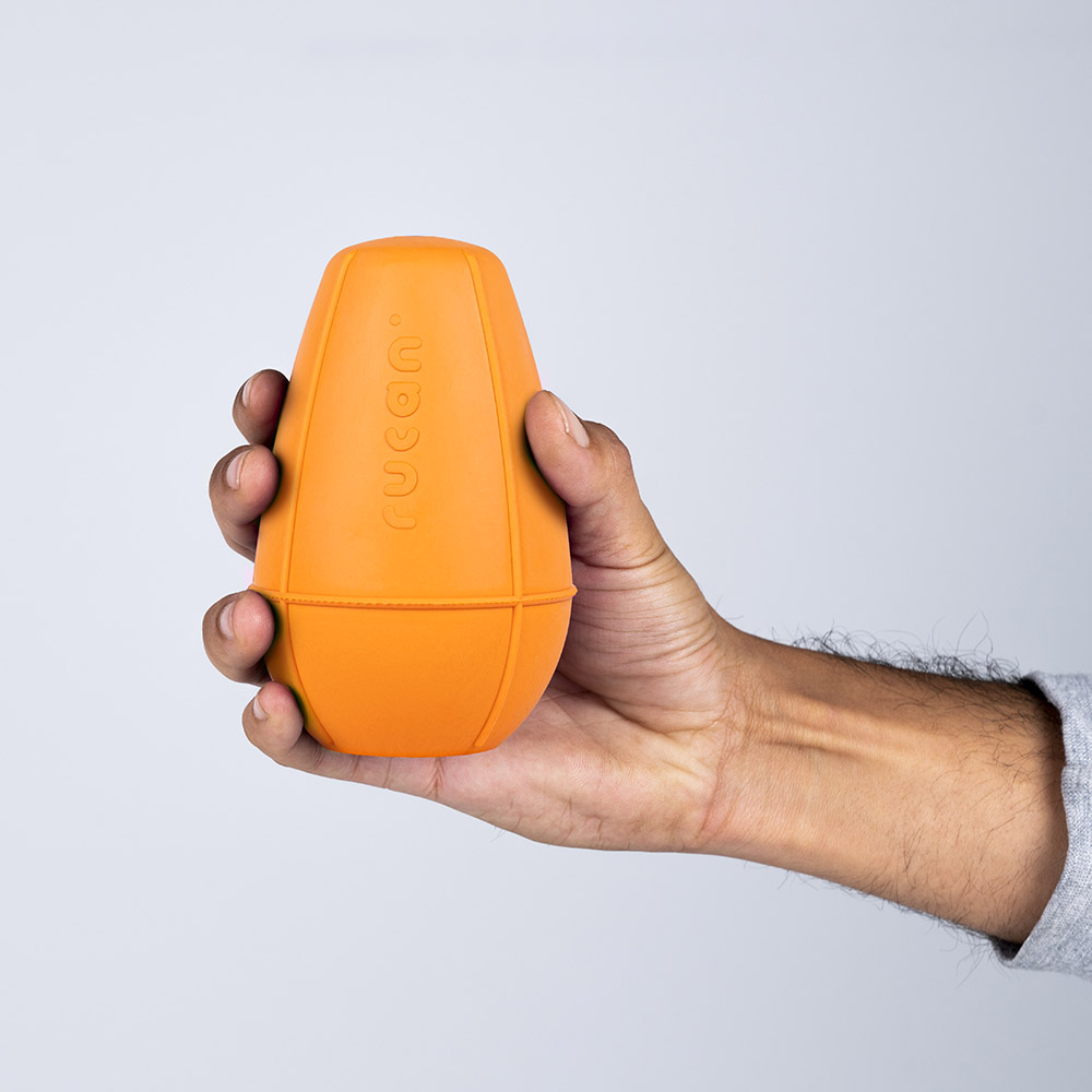 Juguete Conic Naranja de tamaño grande sostenido en la mano.