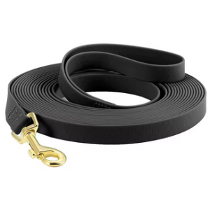 Correa de PVC negra para perros con gancho dorado, disponible en 3m. Fácil de limpiar e impermeable.